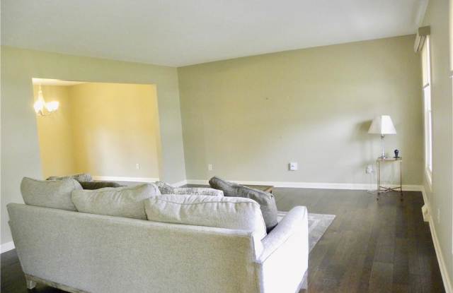 2788 Kingsbury Dr Gallery 3