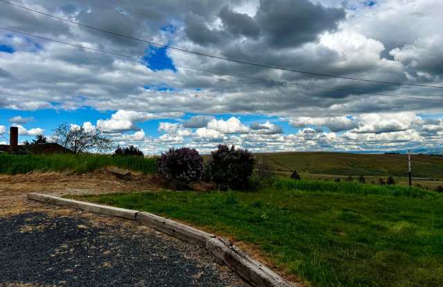 3-Bedroom Home with Incredible Views Gallery 3