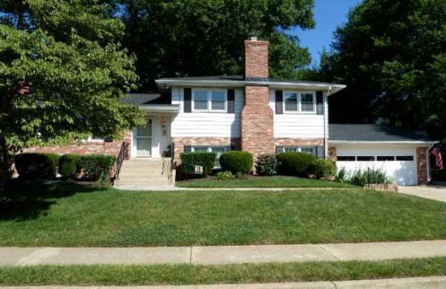 1002 COUNTRY CLUB DR NE - 1002 Country Club Drive Northeast, Vienna, VA 22180