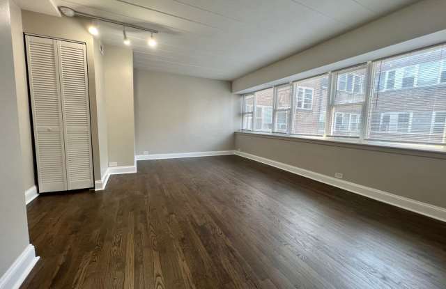 6021 North Fairfield Avenue Gallery 3