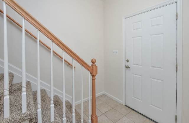Bright and Spacious 3 Bedroom 2.5 Townhome Available in Williamsburg! Gallery 4