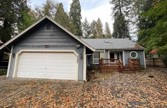 Magalia 2 bed 2 bath home with bonus room. Attached garage, private backyard - 6287 Cumberland Road, Magalia, CA 95954