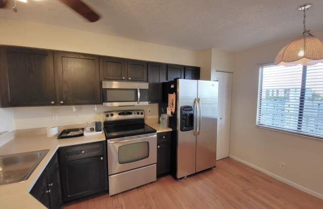 2232 N CYPRESS BEND Drive Gallery 1