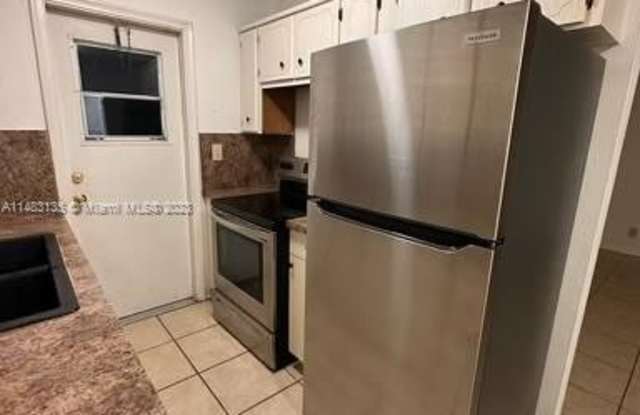 1231 NW 19th Ct Gallery 4