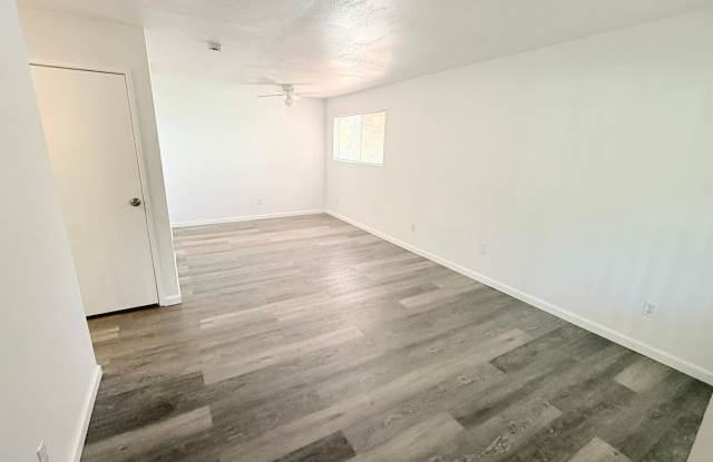 Beautifully Updated Corner Unit with Mountain Views in Palm Springs Villas I Gallery 3