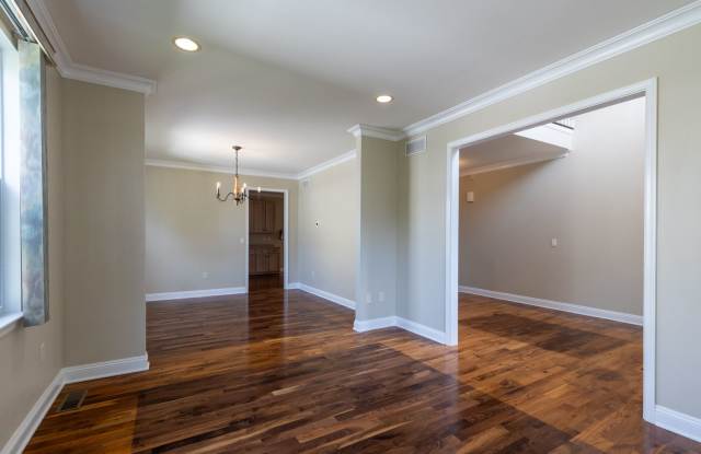 4 Beds 2.5 Baths Gallery 4