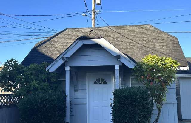 Stand-alone 1BR Home | W/D | Prime North Everett! - 2220 Summit Avenue, Everett, WA 98201