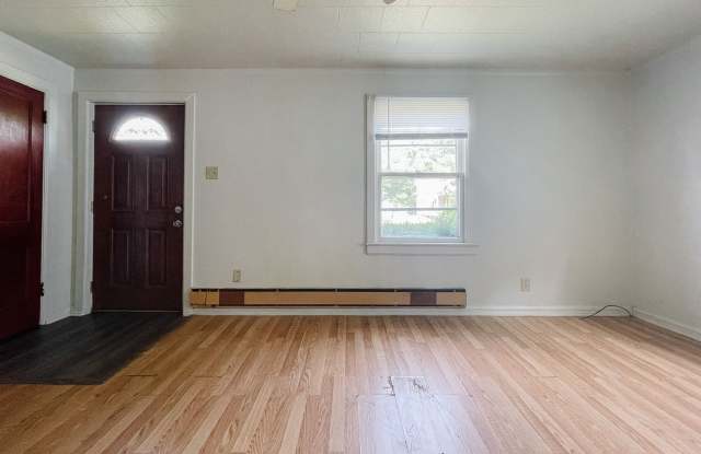 810 S Luick - Home on a Large Lot with Garage Gallery 3
