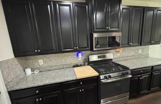 Clarksburg SF 5 bed + 4FB TOP 2 LEVELS ONLY Gallery 3
