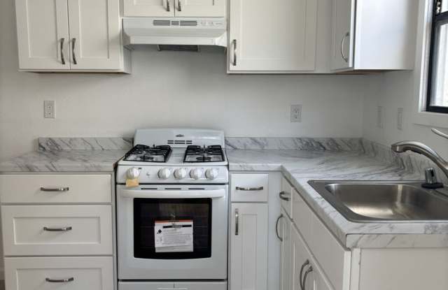 Available Now! Charming One Bedroom, One Bath House Gallery 4