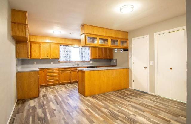 Great 3 bedroom 2 bathroom house! - 4415 49th Street, Lubbock, TX 79414 Great 3 bedroom 2 bathroom house! - 4415 49th Street, Lubbock, TX 79414