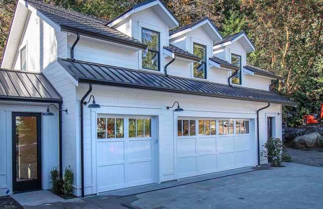 Expansive Loft-Style Carriage House in Private Haller Lake Estate photos photos