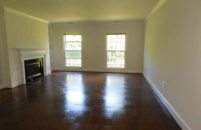 3249-B Sutton Pl. NW Gallery 4