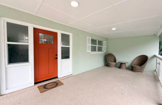 Beautifully Renovated 3-Bedroom Home with Huge Yard & Detached Workshop Gallery 4