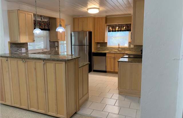 2437 MINEOLA DRIVE S Gallery 4