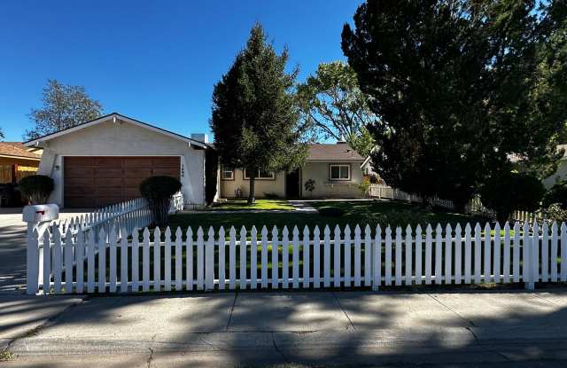 Great 3 bedroom, den, and 1.75 baths with garage Gallery 1