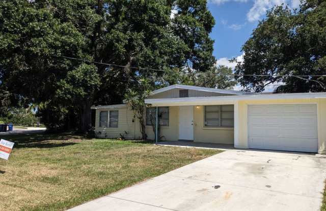 Conveniently located 2/1 Florida home with private backyard photos photos