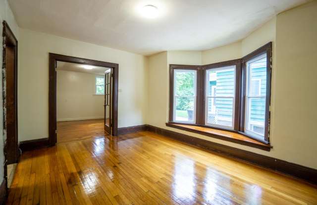 108 Avondale - Available 8/1/27 - Spacious 5 Bed/2 Bath Single Family Home With Off Street Parking Gallery 4