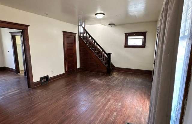 3BD/1BA TWO-STORY HOME - 1303 West 2nd Street, Waterloo, IA 50701