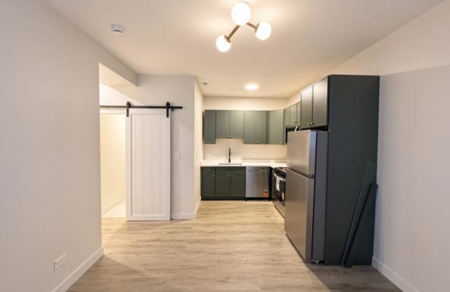 1635 West Cornelia Gallery 4