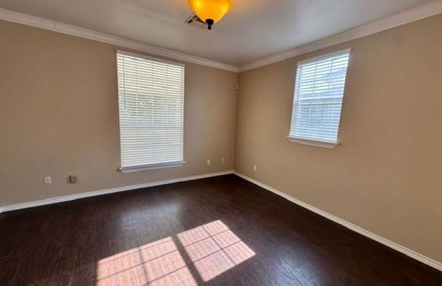 3 bed 2.5 baths with new paint, carpet and appliances in Chickasha! ready for move in! photos photos