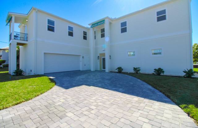 ** LUXURY WATERFRONT LIVING ** BRAND-NEW CONSTRUCTION  ** IMPERIAL SHORES OF BONITA SPRINGS ** 3 Bedrooms\3.5 Bathroom ** Seasonal  ** BE THE FIRST TO LIVE HERE ** DOLPHIN & MANATEE SIGHTINGS ** Gallery 4