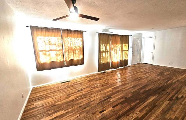 5 Bedroom, 2 Bath House Gallery 3