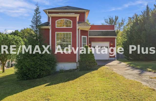 Spacious 4BR/3BA Home Near Longwood – Garage, Deck & New Appliances Gallery 1
