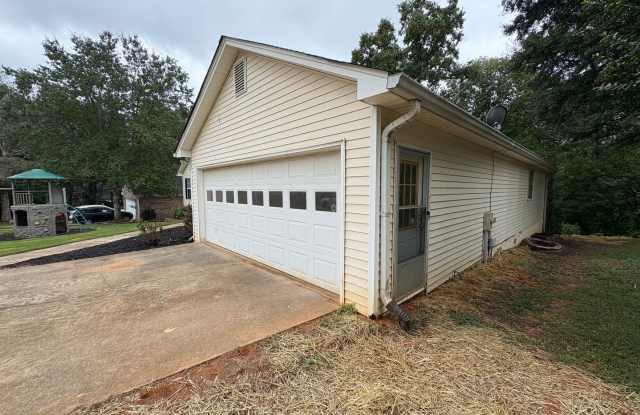 FRESH ON THE MARKET! NOW AVAILABLE! | Three Bedroom, Two Bathroom Home in Gainesville! Gallery 4