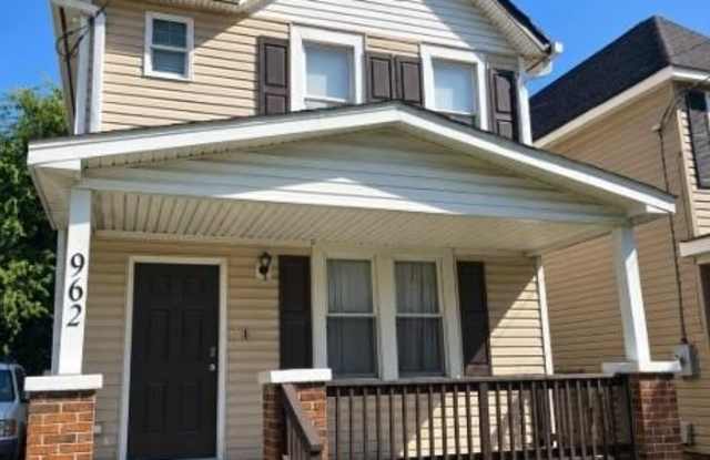 962 Maltby Avenue Gallery 1