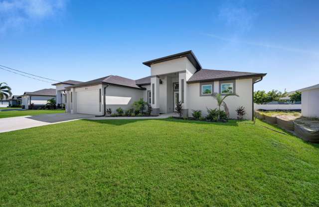 Luxury 3‑Bed, 3‑Bath + Den Home with Designer Kitchen  3‑Car Garage Special Offer! Qualify for a deposit-free option and save on move-in costs! photos photos