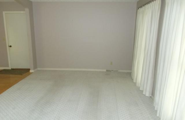 Spacious Oak Park Split-Level with Workshop & 2-Car Garage! Gallery 4