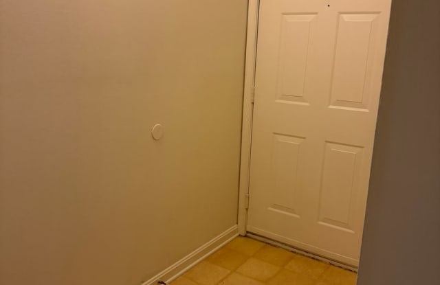 Impressive Unit Close to Shopping, Parks, METRO and more. Gallery 3