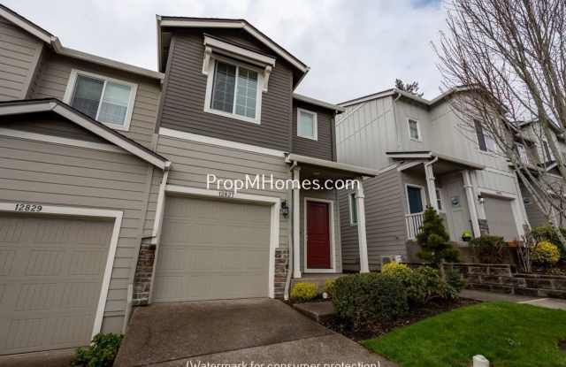 Beautiful Three Bedroom Townhome In Happy Valley - End Unit! photos photos