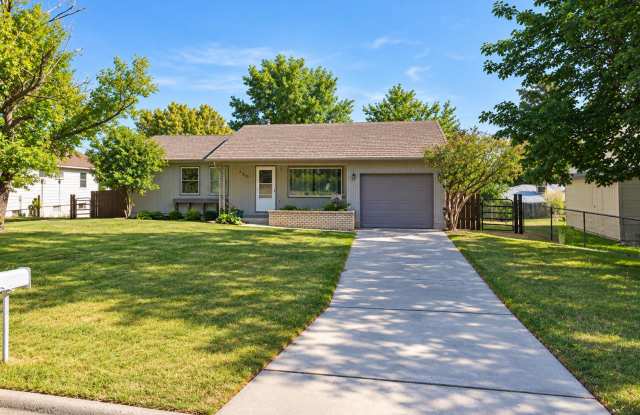Charming 4-Bedroom Home with Fenced Yard & Garage Gallery 1