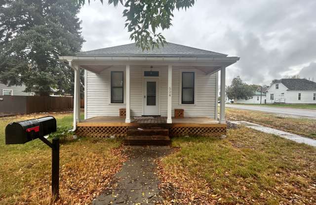 Charming Southside Cottage with Spacious Garage/Shop – 3 Bed, 1 Bath - 524 South 3rd Street, Hamilton, MT 59840