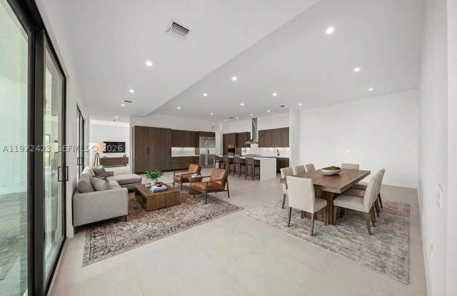 5718 Ashwood Cir W Gallery 3