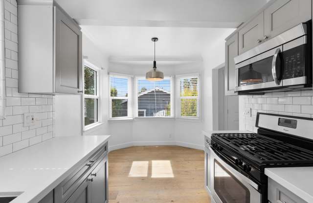Spacious 2 Bed / 1 Bath With Private Yard! Gallery 2