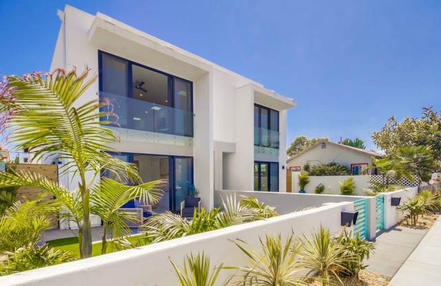 Luxury Coastal Townhome | Private Rooftop + Private Garage | Steps to the Beach Gallery 1