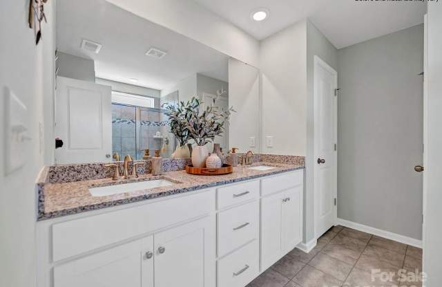 Room in 4 Bedroom Home at Hamptons Cove Rd photos photos