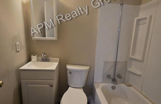 Two bedroom upstairs apartment Gallery 4