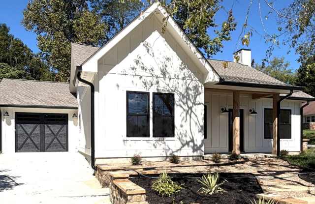 Newly built, 2 bedroom 2 bath with office space, downtown Hendersonville area Gallery 1