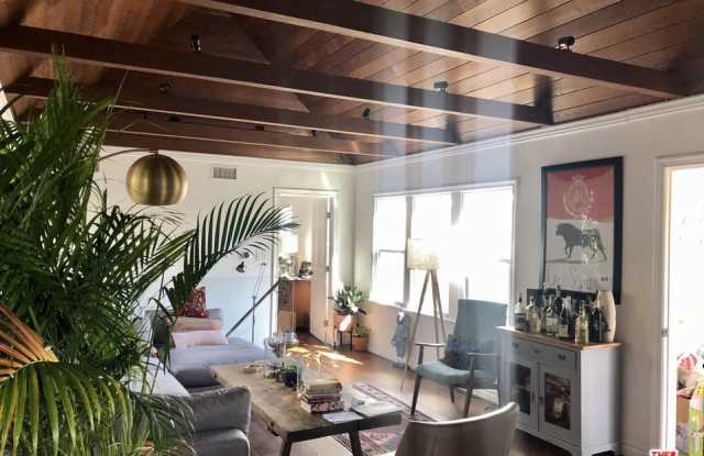 926 ROBINSON Street Gallery 4