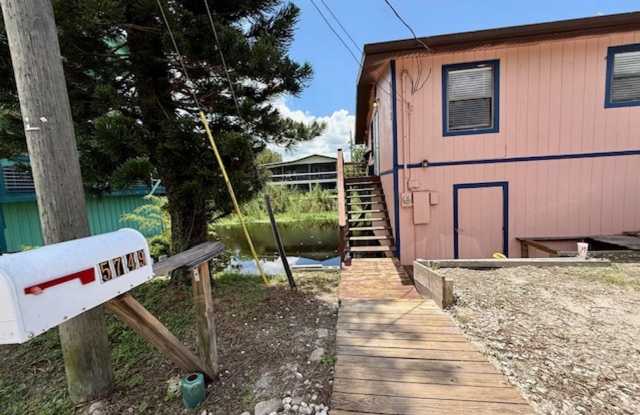 Charming 2BR WATERFRONT Cabin in Cocoa Gallery 3
