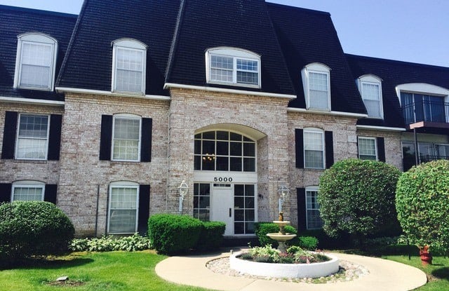 5000 CARRIAGEWAY Drive - 5000 Carriageway Drive, Rolling Meadows, IL 60008