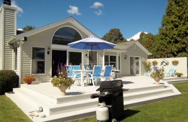16 Baycrest Ave - 16 Baycrest Avenue, Westhampton, NY 11977