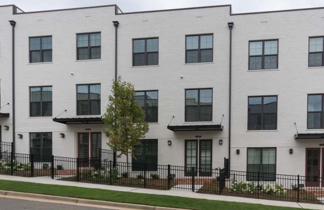 Immaculate, new 3BR/3.5BA townhome in The Maxwell community in Alpharetta GA. Gallery 3