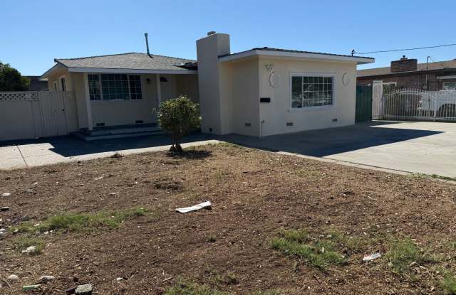 GOOD NEIGHBORHOOD WITH CLOSE PROXIMITY TO EVERYTHING /FREEWAY ACCESS!! Gallery 1
