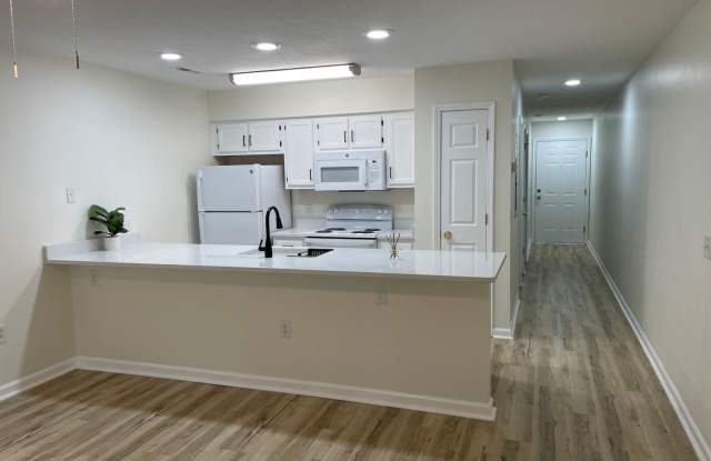 Newly updated 1 bedroom/1 bath condo in River Oaks photos photos
