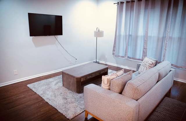 Room in 5 Bedroom Home at E Ontario Ave Gallery 3